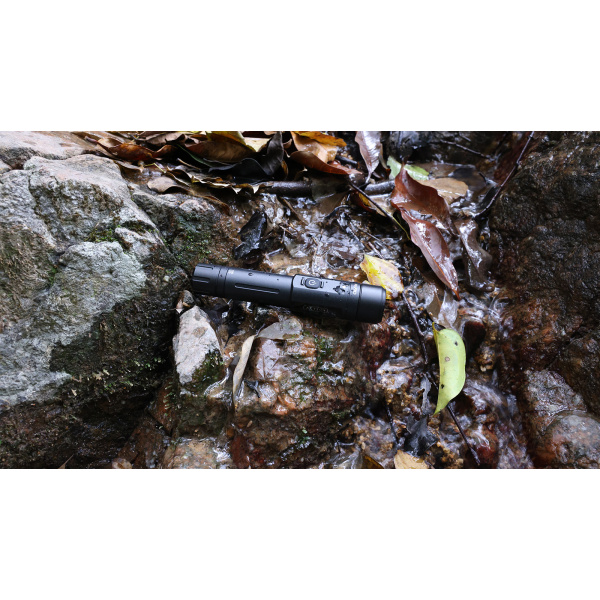 PARD Action Camera auf nassem Waldboden